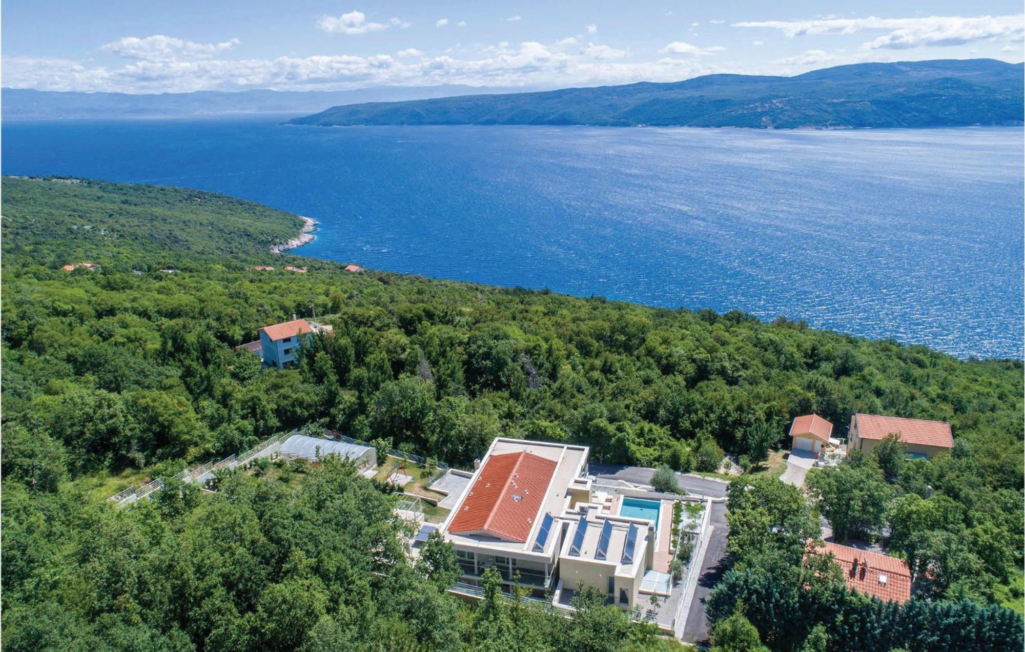 Nice Apartment In Plomin With Jacuzzi Bagian luar foto